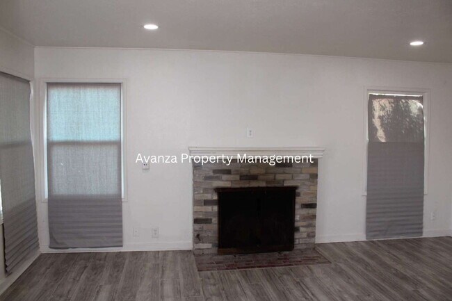 Foto del edificio - Fresno Mayfair District - 4 Bedroom Home  1 Year Lease