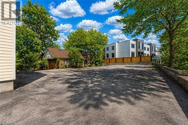 Photo du bâtiment - 561 Queen St S