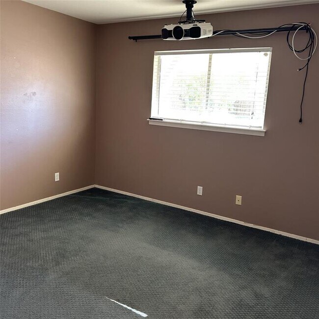 Building Photo - 2602 Roxmoor Dr
