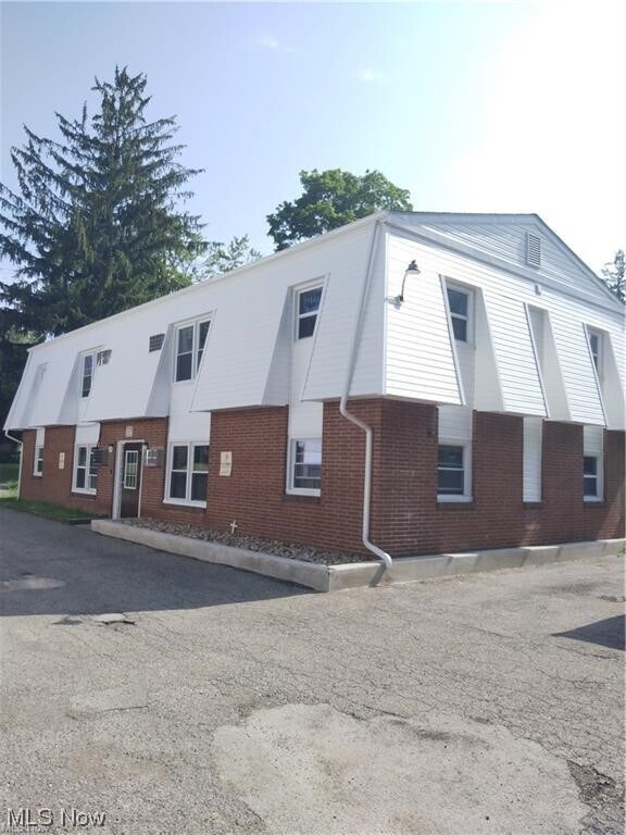 137 Shields Rd Unit Apt 1, Youngstown, OH 44512 Room for Rent in