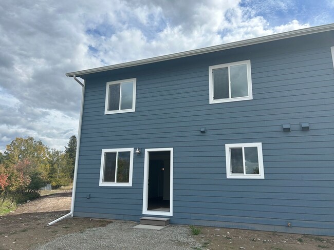 Building Photo - Newly Built Townhouse