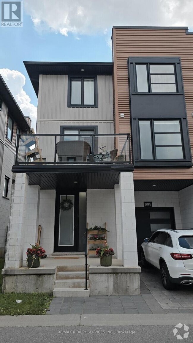 Building Photo - 895 Sarnia Rd