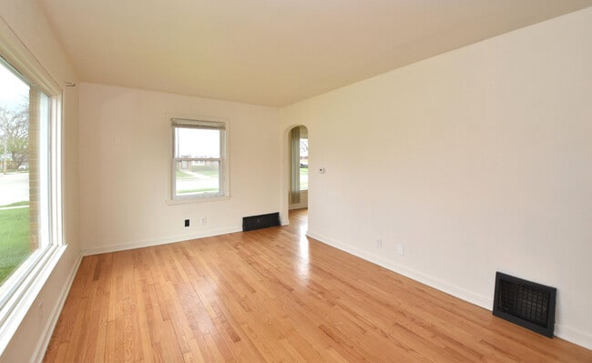 Building Photo - 3115 Lasalle St