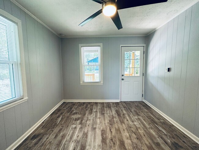 Foto del edificio - Delightful Upgraded 2-Bedroom Bungalow with New Appliances and Central A/C (Lawn Maintenance Incl...