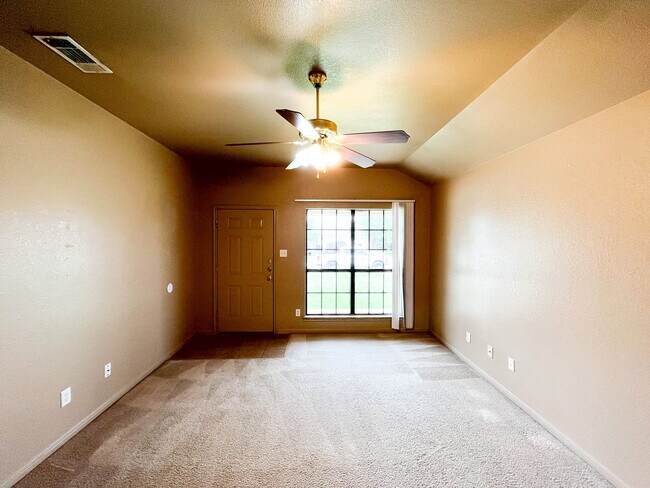 Building Photo - 1305 Nicholas Cir