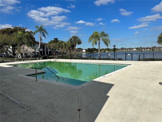 Building Photo - 210 Lake Pointe Dr