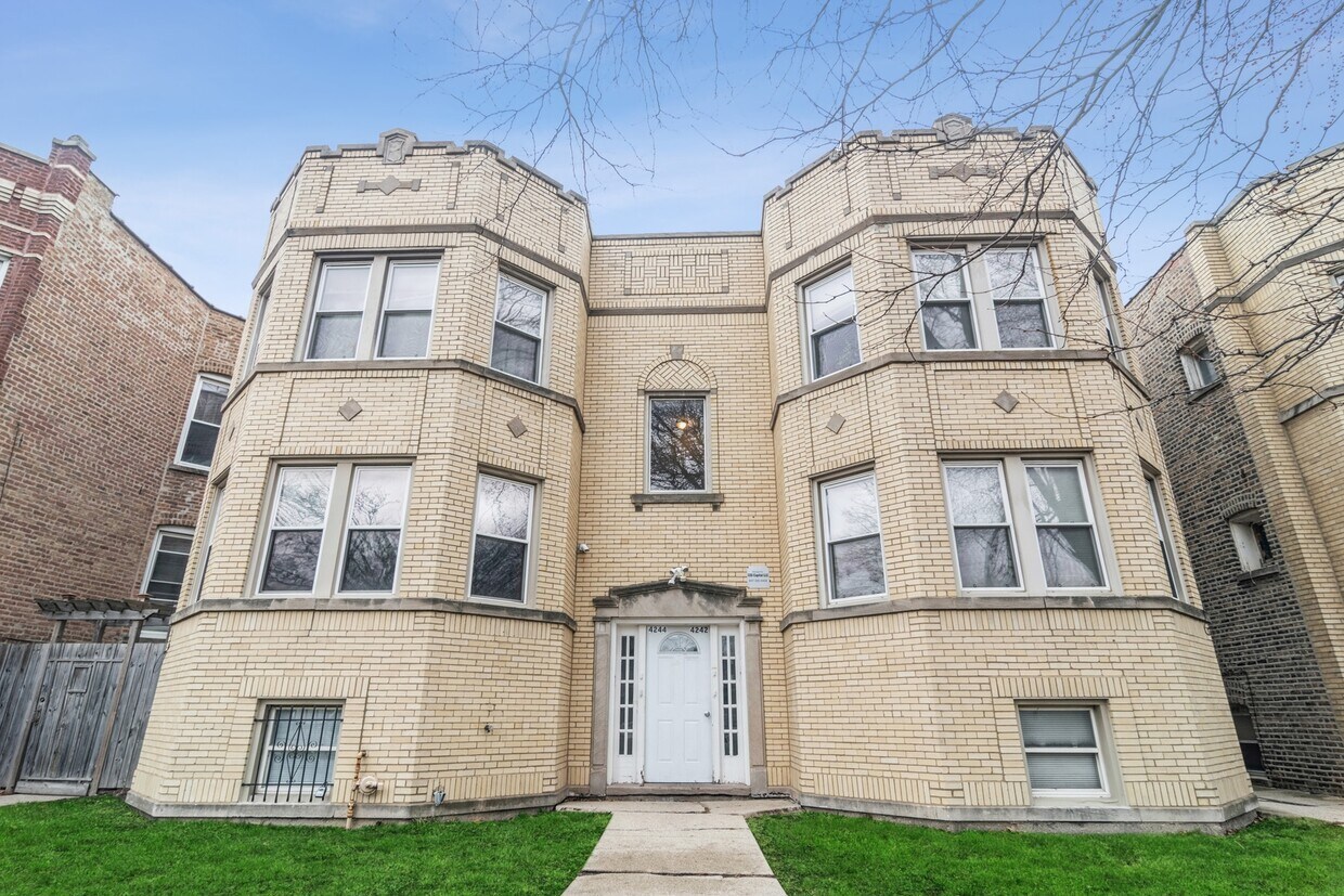 Primary Photo - 4242 W Wrightwood Ave