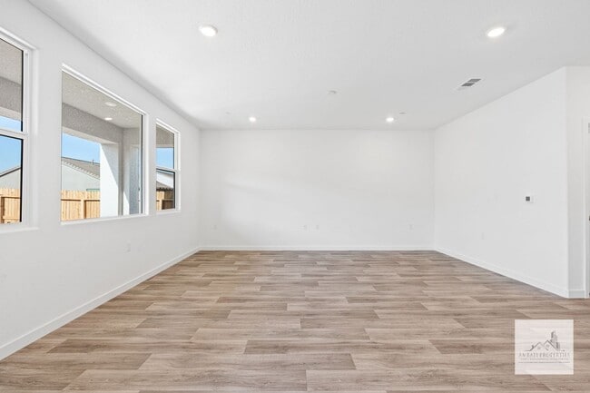 Building Photo - Newer 4 Bedroom 3 Bath Home with SOLAR! Cl...