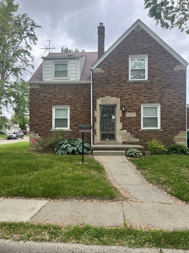 Building Photo - 15205 Maplewood Ave