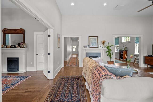 Building Photo - Gorgeous Renovation near Downtown Durham -...