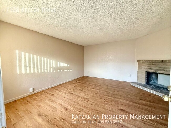 Building Photo - 2 bedroom unit with updated kitchen, insid...