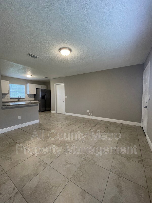 Building Photo - 223 W 10th St