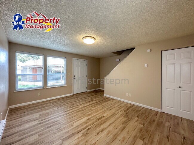 Foto del edificio - 6466 W Douglas St