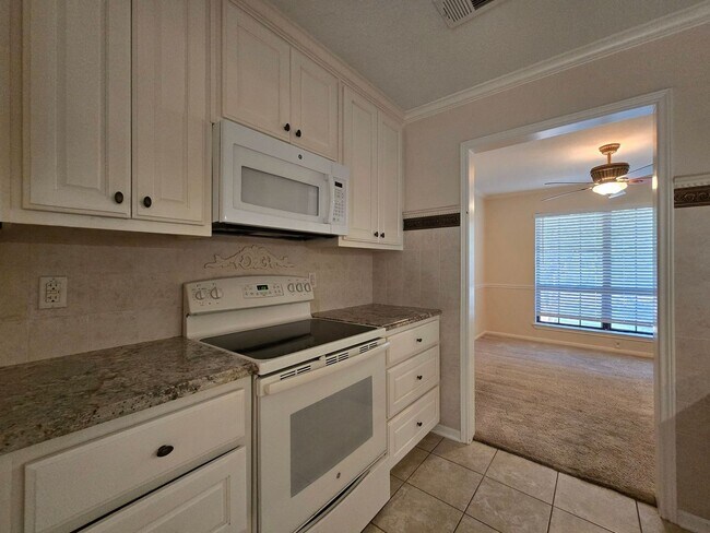 Foto del edificio - AVAILABLE NOW!