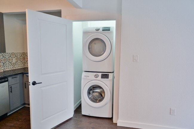 Building Photo - 2300 Stanford St