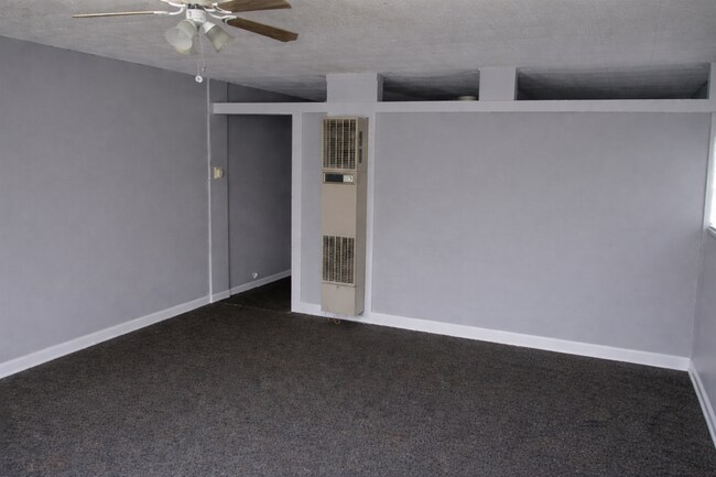 Building Photo - Renovated 1-Bedroom | Columbus KS | Pets Welcome | Available April 15