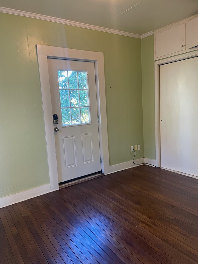 Entry Room/Office - 514 5th Ave S