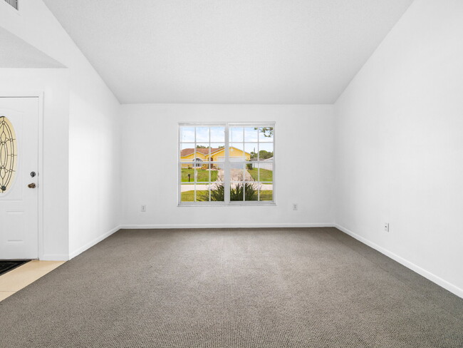 Building Photo - Well-maintained 3-bedroom, 2-bath, large back yard!