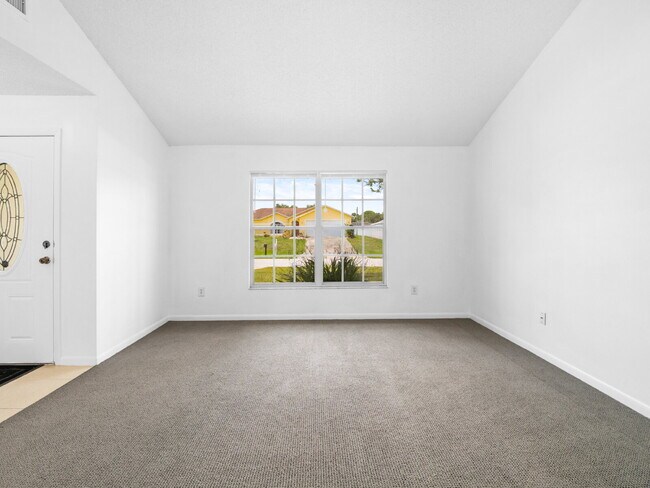 Foto del edificio - Well-maintained 3-bedroom, 2-bath, large back yard!