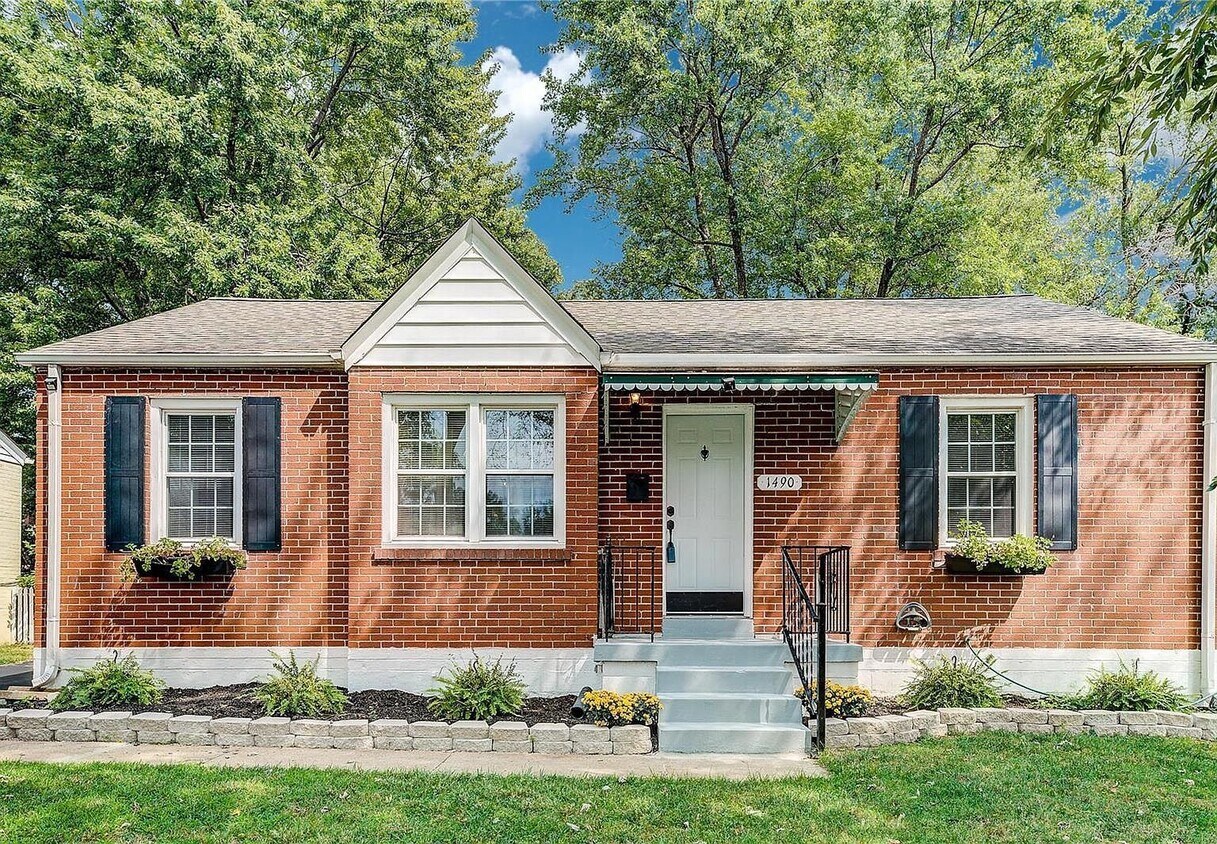 Building Photo - 1490 E Duchesne Dr