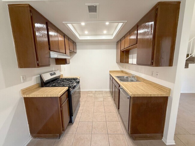 Foto del edificio - 2.5 Bed + 1.5 Bath + 2 Car Garage + Centra...