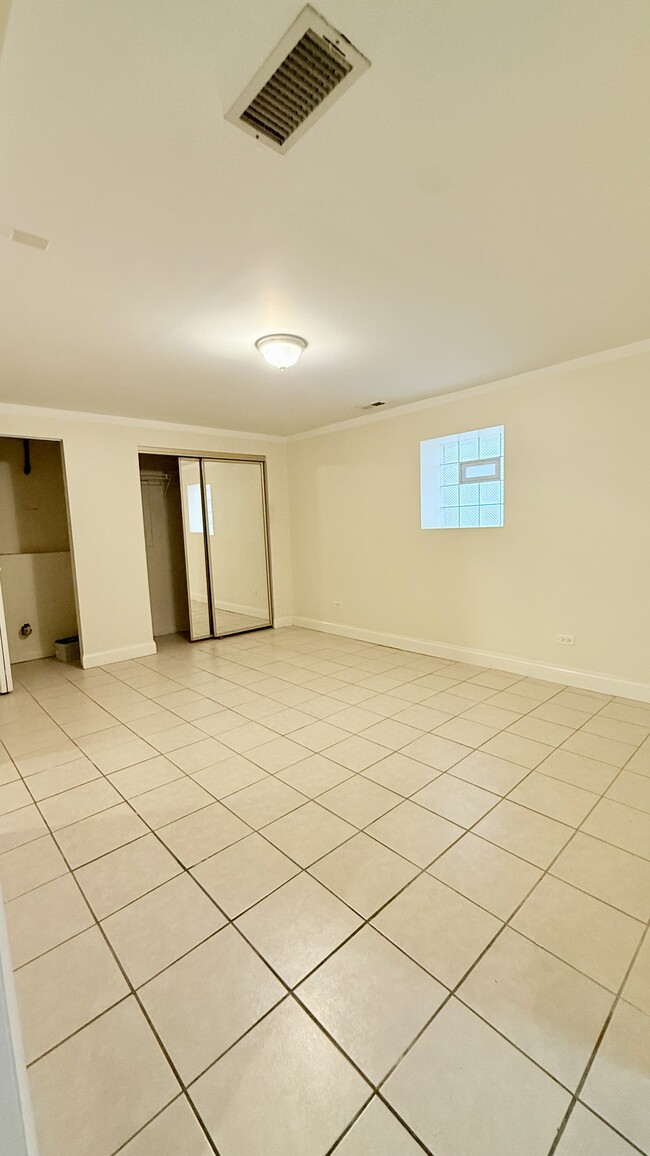 Foto del edificio - 5843 W Warwick Ave