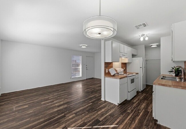 Foto del edificio - 2/1 Duplex in South Austin!