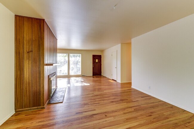 Foto del edificio - Pre-Lease August 2026; Large 5 Bedroom 3 B...