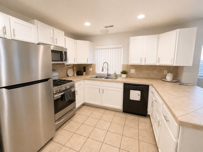 Building Photo - 546 E Delno Dr