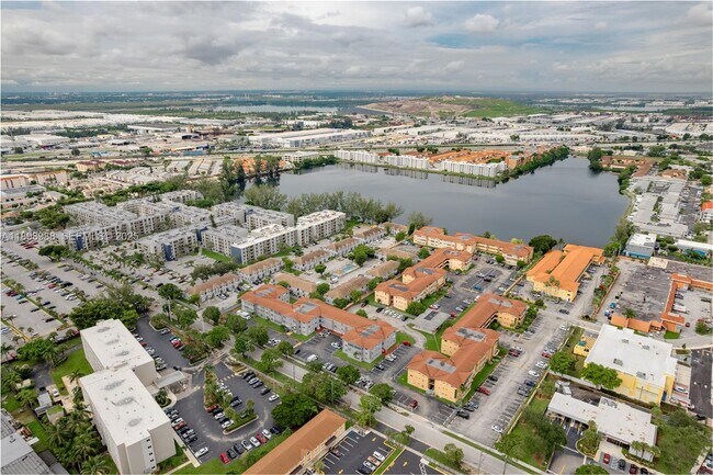 Foto del edificio - 120 Royal Palm Rd