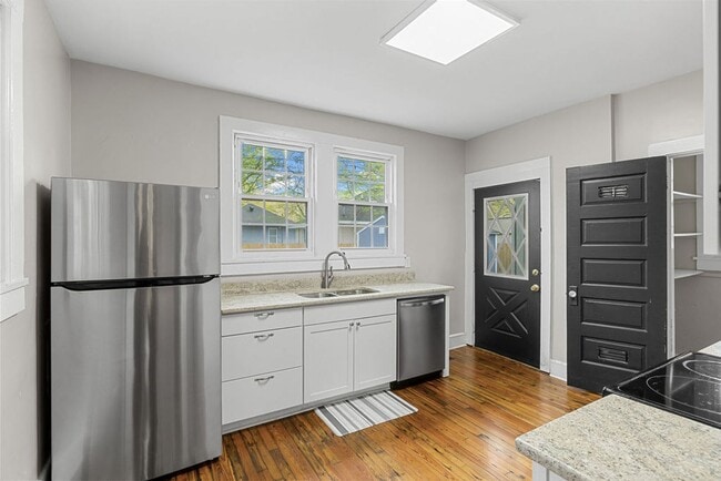 Building Photo - 43 1/2 Ash St NE