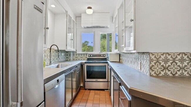 Building Photo - 75 W Parish Rd
