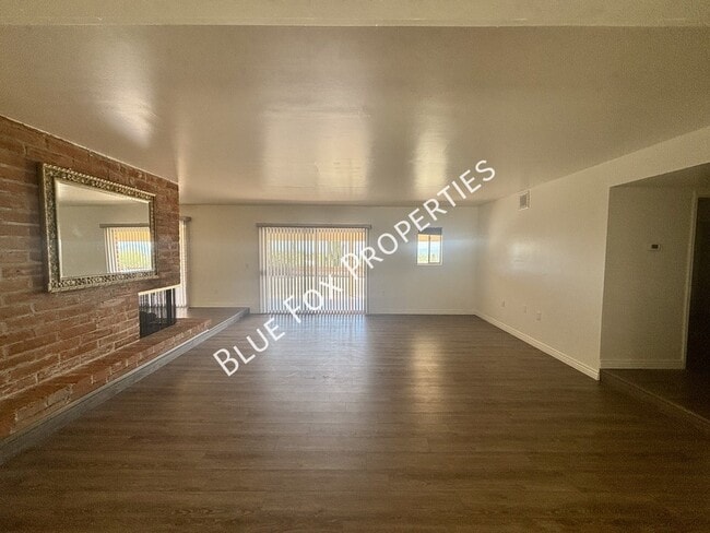 Building Photo - 900 E Vía Lucitas