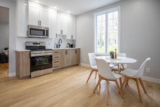 Building Photo - 248 Rue Notre-Dame-de-l'île