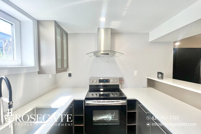Building Photo - Newly Renovated 2+Den Apartment in London ...