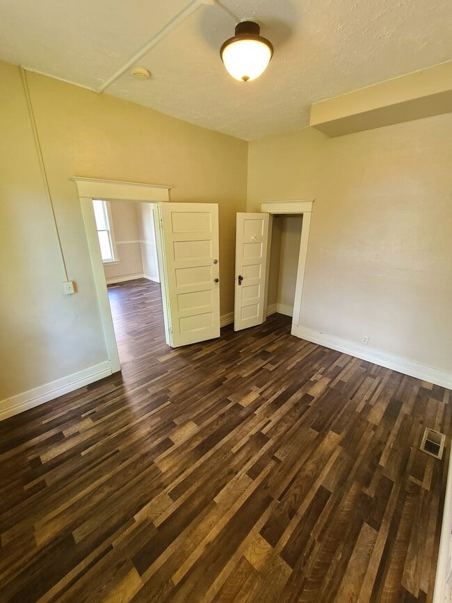 Building Photo - Sherwood Duplex and House
