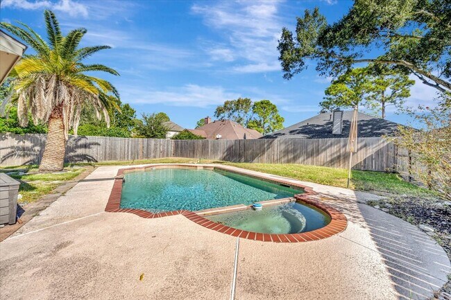 Foto del edificio - 15131 Cranbourne Dr