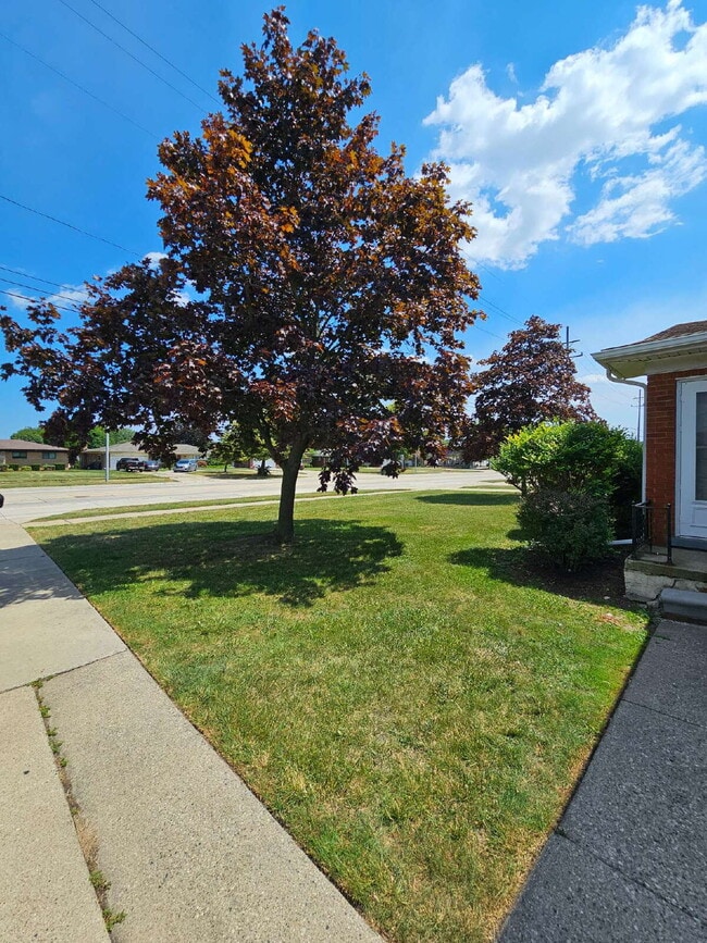 Building Photo - 2 Bedroom, 2 Bath Duplex, Huge Basement with 2-Car Garage – St. Clair Shores