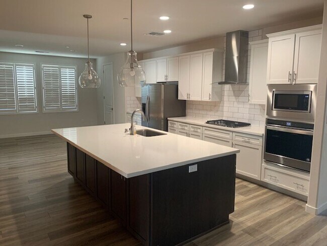 Foto del edificio - Modern 4-Bedroom Home with Solar, Dual Mas...