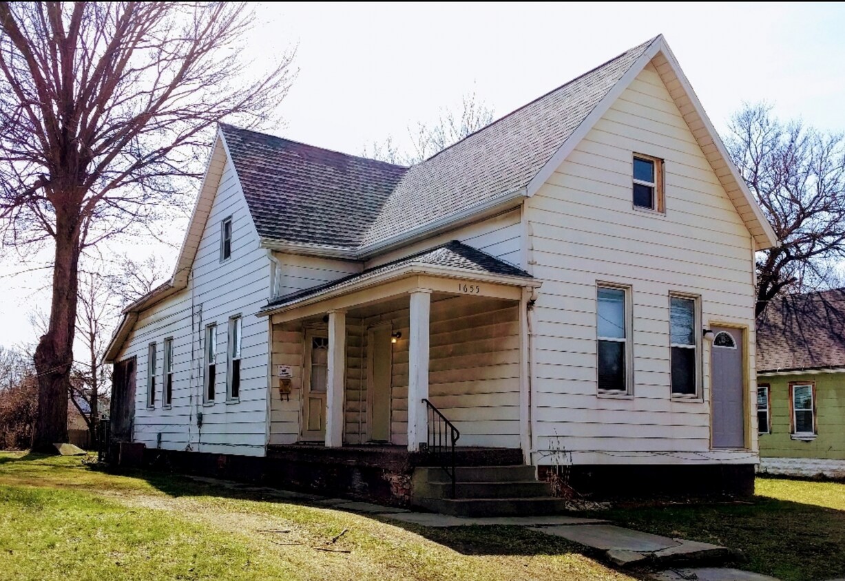 Primary Photo - 1655 Belmont Ave