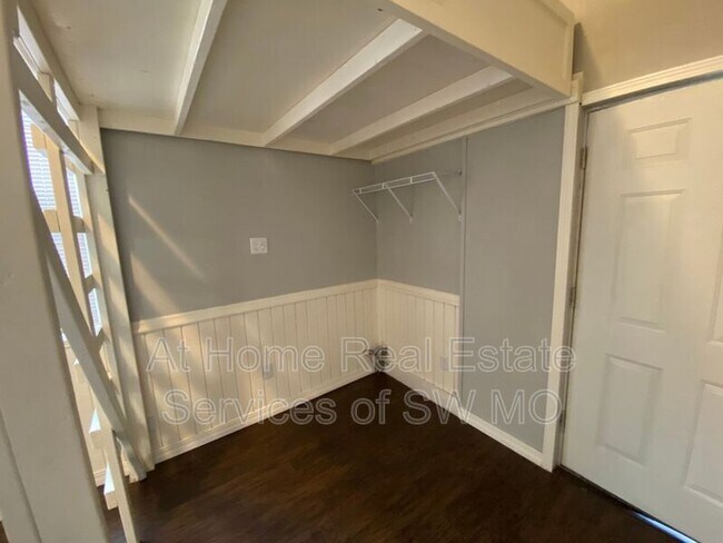 Building Photo - 1301 E Elm St