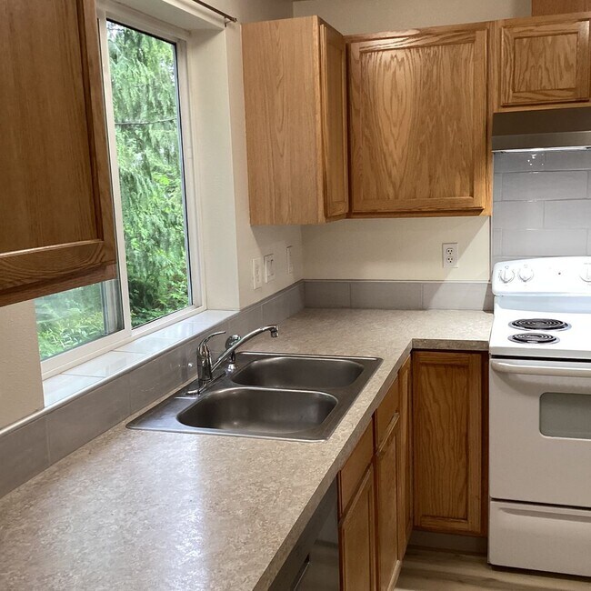 Building Photo - Spacious 3 bedroom townhome on cul-de-sac