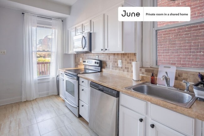 Building Photo - Private bedroom in 3 bed/2.5 bath Home