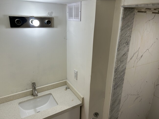 Building Photo - Basement Bachelor near King and Duffrin cl...