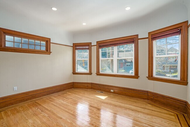 Foto del edificio - 24 Randwick Ave - 2 bedroom | 1 bath | Low...