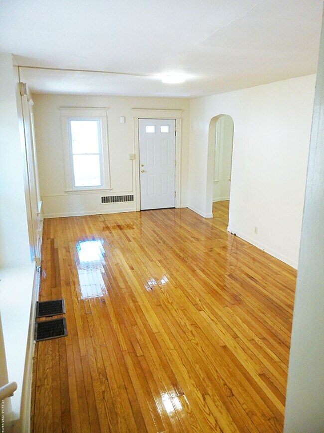 Building Photo - Available 8/1/25- Spacious and Open Two St...
