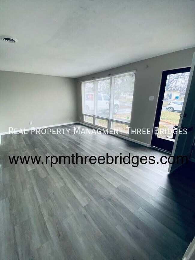 Foto del edificio - 28 Redwood Dr
