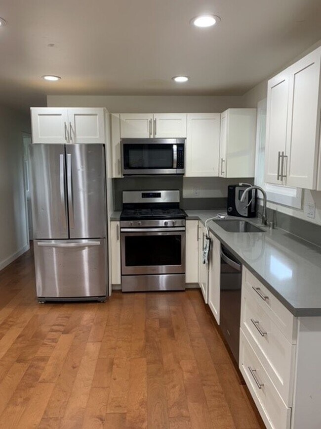 Building Photo - 3 Bedroom 1 Bath Home