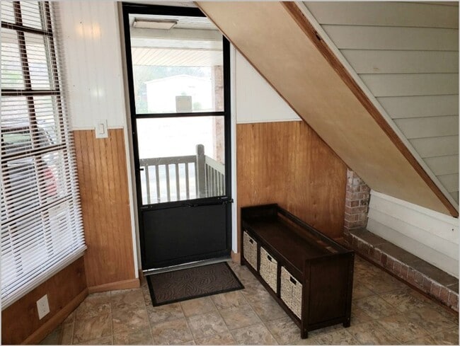 Building Photo - Upstairs 2bed/1bath Apartment