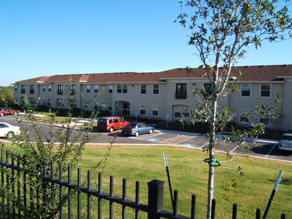 Foto del edificio - Oak Knoll Villa Affordable Senior Housing